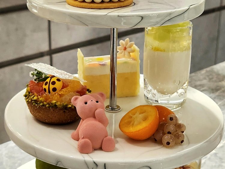 【中段】柑橘のタルト ココナッツクリーム、フラワードットのテュルビュランス、アーモンドプリンとメロンのヴェリーヌ、季節のフルーツ。