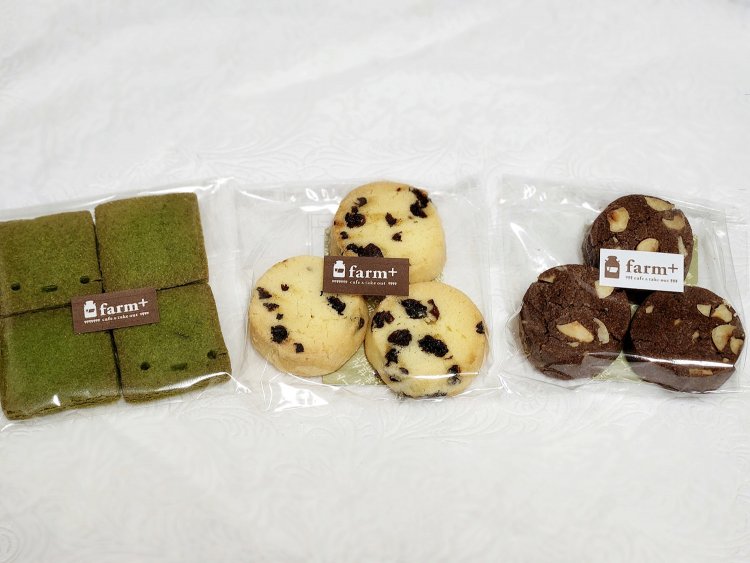 左から米粉のクッキー宇治抹茶240円、アイスボックスクッキー（レーズン230円、ヘーゼルココア250円）。