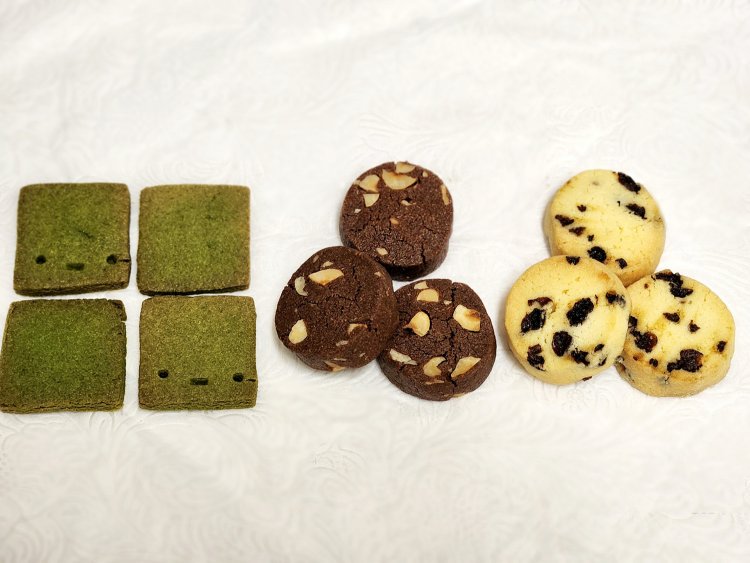 左からマドレーヌ280円、ケーク・ショコラオランジュ290円、フィナンシェ ショコラピスタチオ290円。