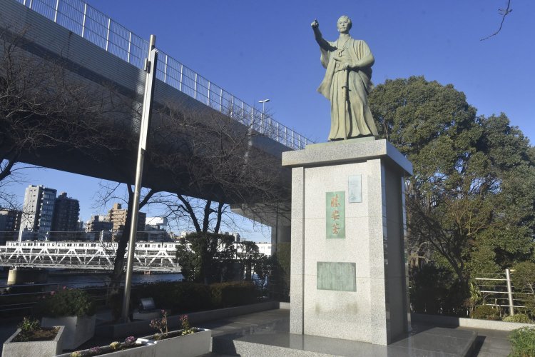 隅田川のすぐ脇に立っている勝海舟の立像。