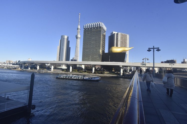 今では橋の上から宇宙船のようなスタイルをした水上バスが、吾妻橋をくぐって浅草の発着場に出入りする姿が眺められる。