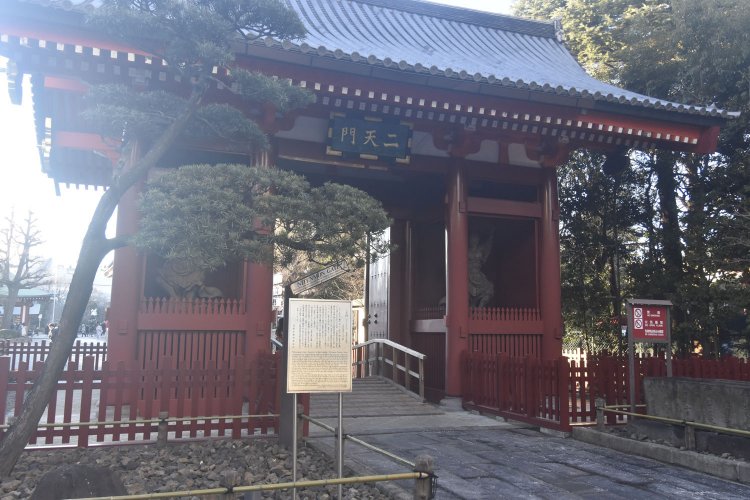 慶安２年（1649）頃、浅草寺の東門として建立された二天門。