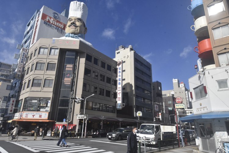 東本願寺の西側はさまざまな厨房用品が揃うかつぱ橋道具街である。