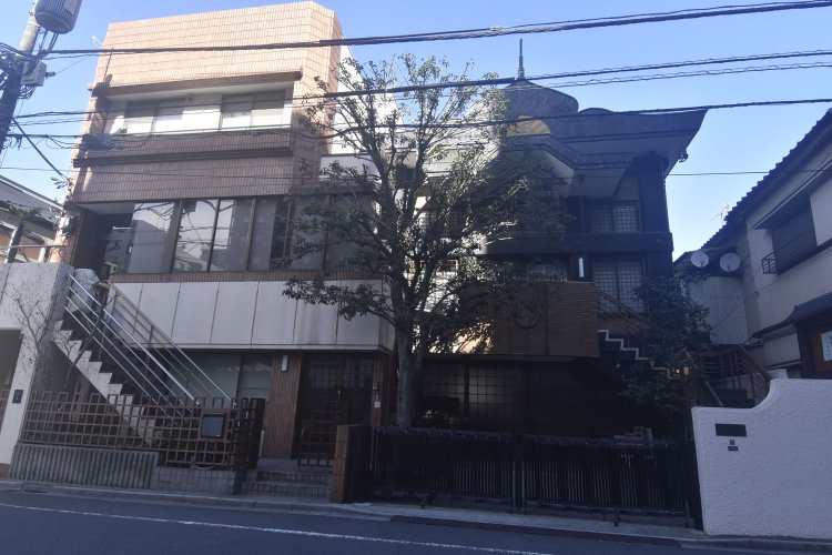 住宅が並ぶ静かな一画に建つ西光寺。