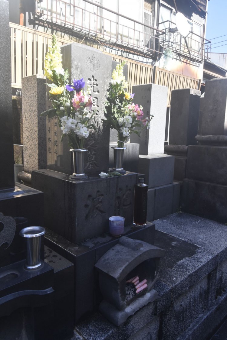 池波家代々の墓はじつに慎ましいものであった。