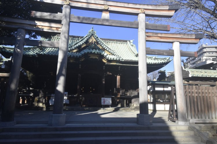 三輪鳥居の奥に建つ社殿は総檜権現造。中は畳敷きになっている。