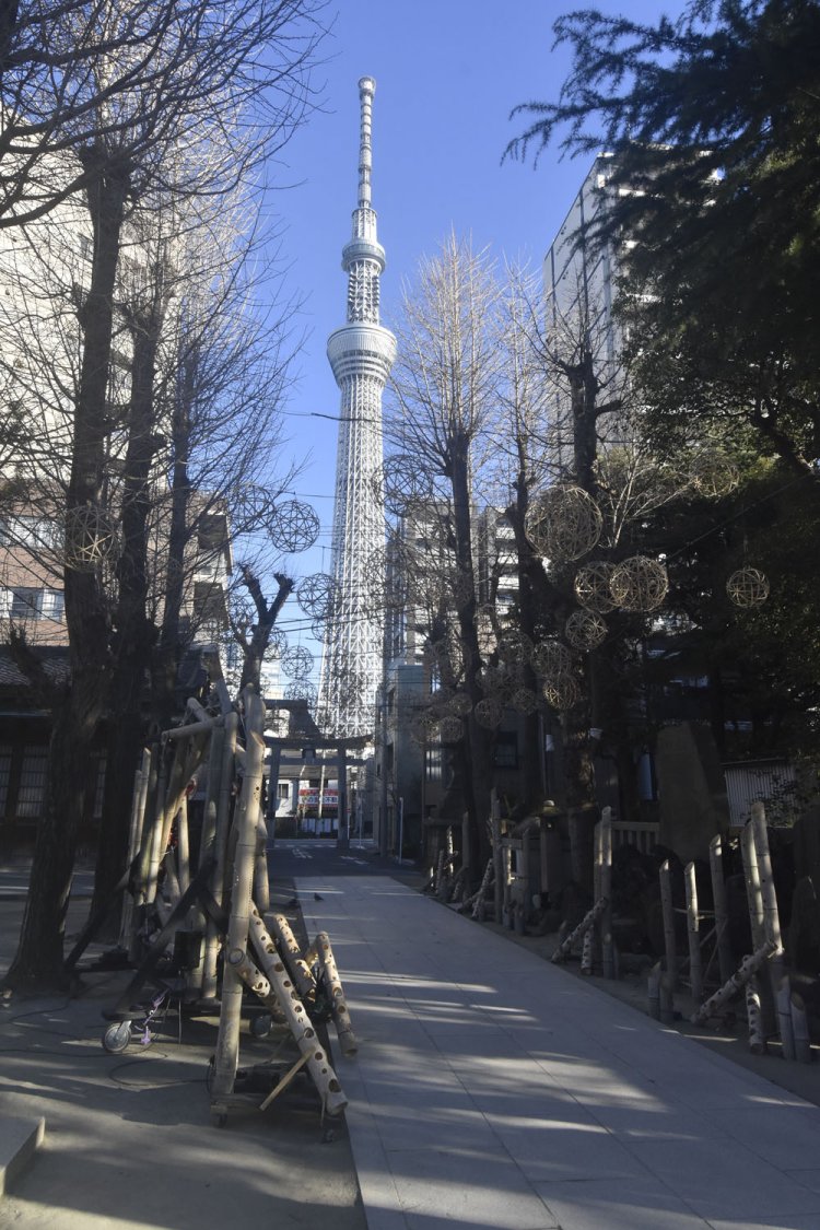 鳥居越しに東京スカイツリーが見える。スカイツリーの氏神でもある。