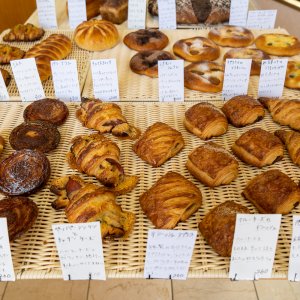 江戸川区篠崎の『青柳ベーカリー』は親子３代が営む。総菜パン、バゲットにライ麦入りなど多彩なパンが揃う店