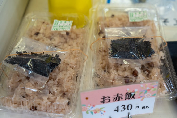 レジ横には、お赤飯も。