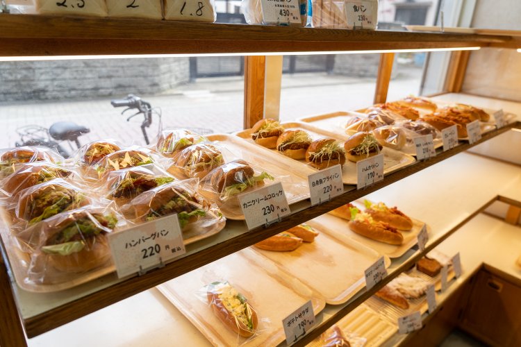 総菜パンの種類は豊富。ハンバーグもコロッケ類も手作りだ。