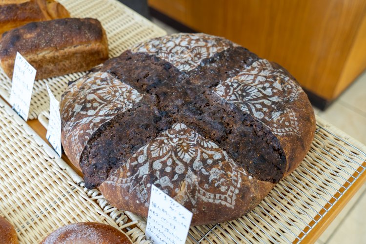 パン・オ・ヴァン・ルージュは、その名の通り赤ワイン入りでナッツがごろごろ。ホールで3000円、4分の1カットが750円。