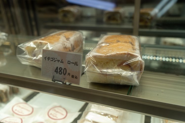 冷蔵ケースには佇まいが懐かしい感じのイチゴジャム ロール。下の段には航さんも好きだという本格的なダックワーズも並ぶ。