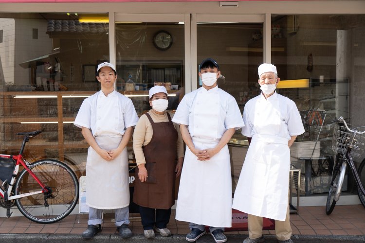 左から、青柳航さん、澄江さん、徹さん、三夫さん。互いを尊重し合う気持ちが商品のバラエティにつながっている。