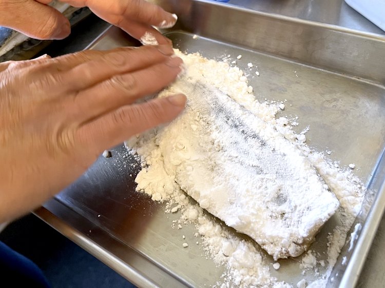 下味を付けたサバに片栗粉と米粉をつける。