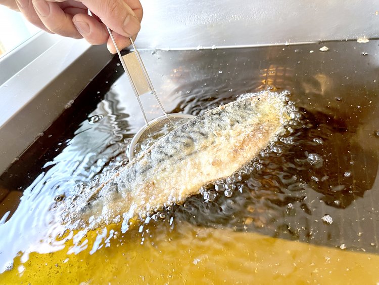 芳しい香りをさせて、油の中を元気いっぱいに泳ぐ筆者のサバちゃん。