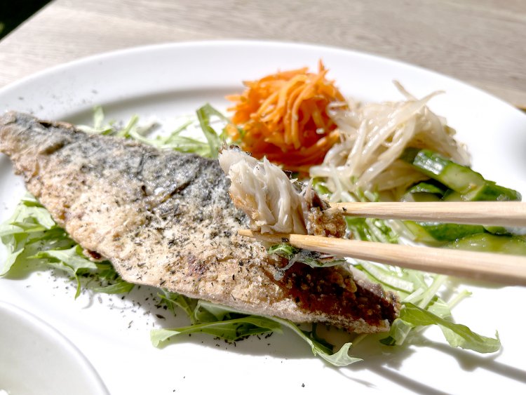 脂が乗ったサバだが、上にかかったほうじ茶塩によりさらに香り良くあっさりといただける。