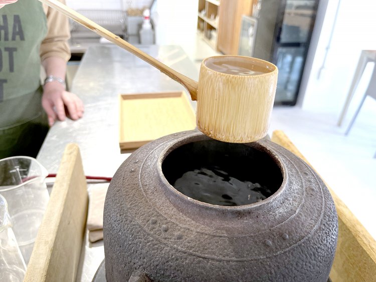 お茶に使用するお湯は茶釜で沸かすからまろやかな味わいになる。