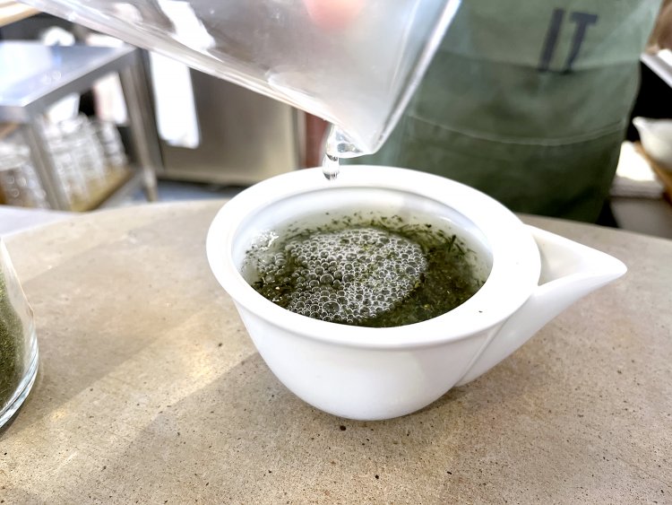 急須に適温の湯を注ぐ。