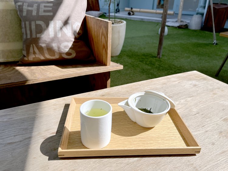 麗らかな春に、中庭のテラス席でお茶をいただく。縁側でお茶をすするような穏やかなひととき。