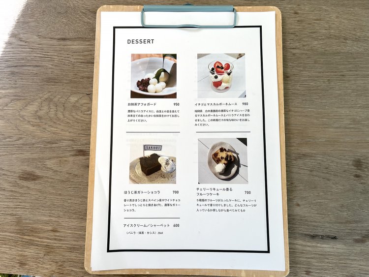 デザートメニューは写真の定番ものに加え、シーズナルも用意。