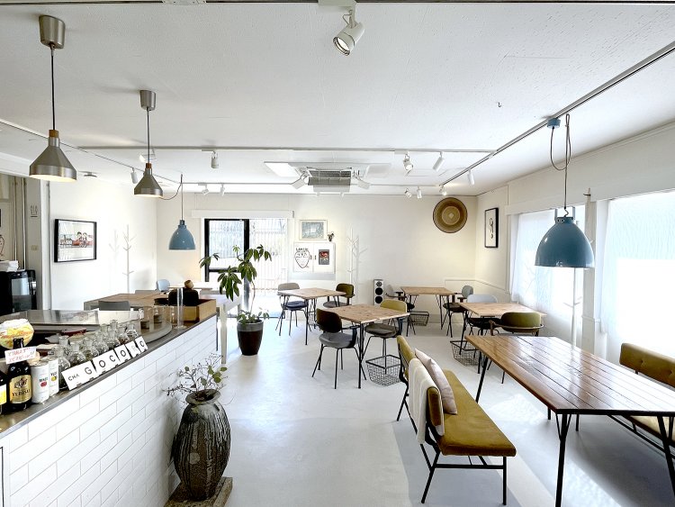 白を基調にしたナチュラルな店内。