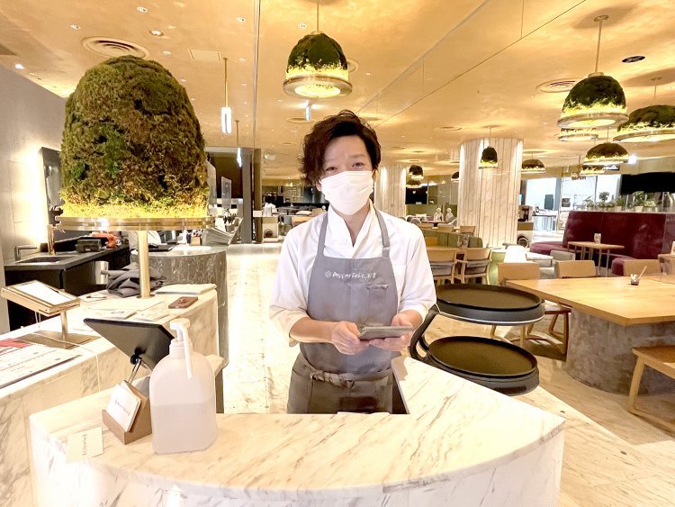 レセプションにペッパーくんがたくさんいたので、どうやって話そうか考えていたが「残念ですが、受付の手続きは人間のスタッフが行います（笑）」と中村さん。