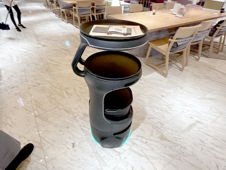 メニューとQRコードを乗せたサービィが席まで案内してくれた。