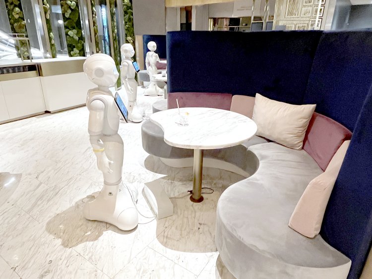 あ、筆者の席にペッパーくんが！