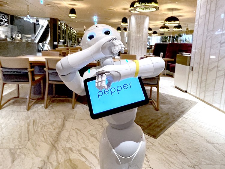 「ペッパーとおどろう」コンテンツでは、激しいダンスを見せてくれる。ノリノリだぜ〜‼