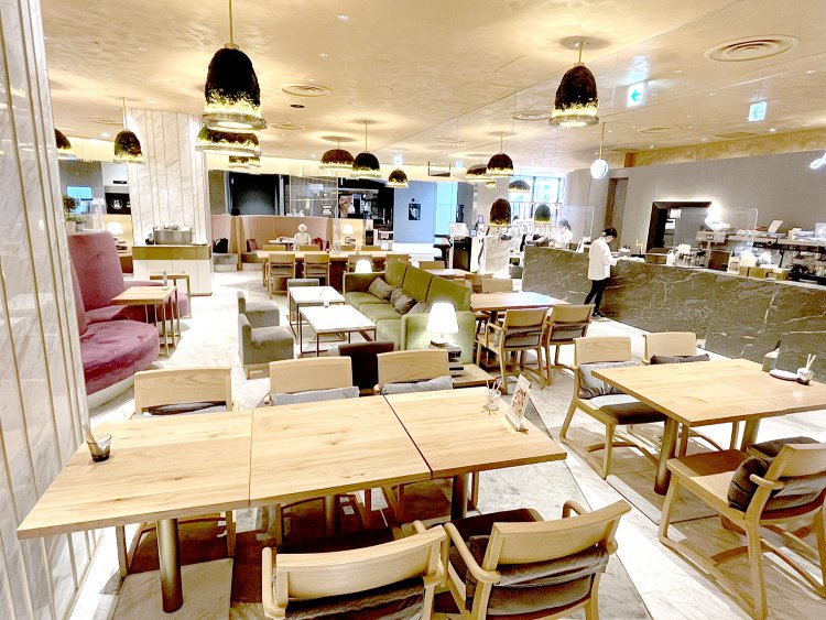 中央にはシンプルなテーブル席や大人数でも楽しめる大きなソファ席もある。