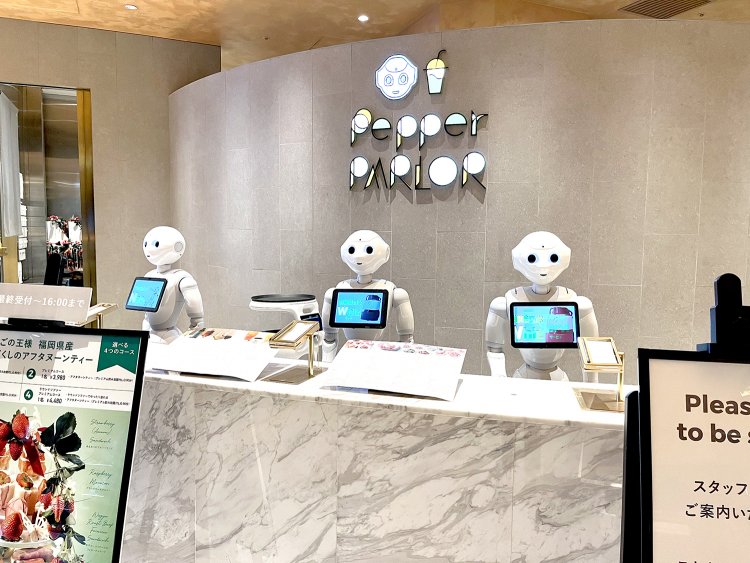 レセプションにもペッパーくんがいる。さ、３体も！