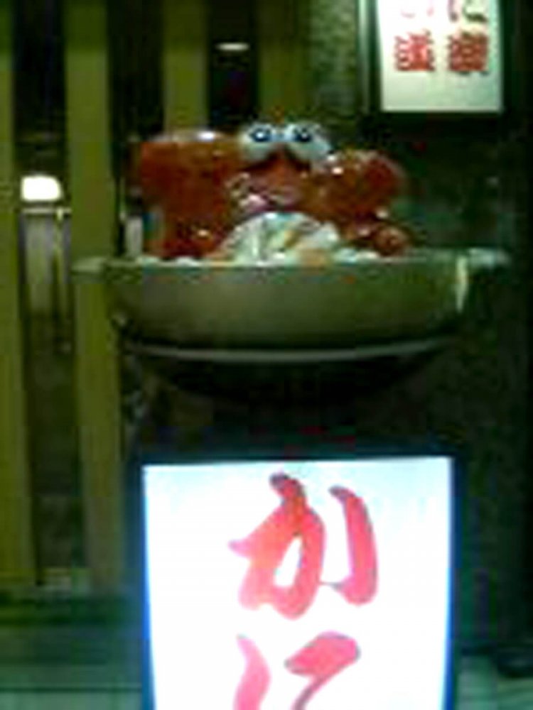 同じく2006年当時、京都本店にあったカニ鍋の人形。カニ自ら笑顔で鍋に入っている恐ろしさ。