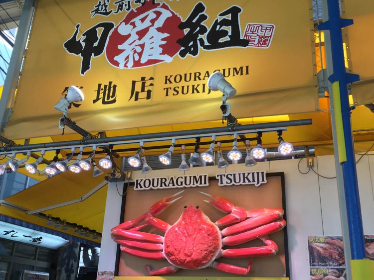 築地場外市場のお店。小ぶりではあるが、やはり赤いボディは目立つ。