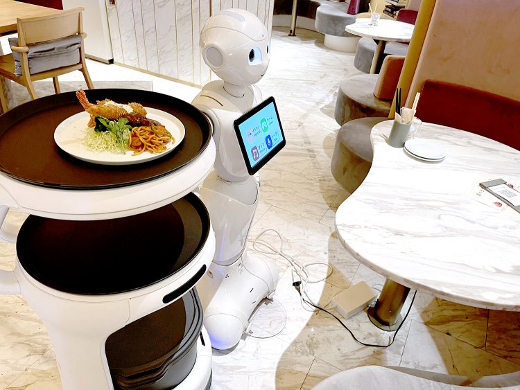 働き者のサービィは、『焼肉きんぐ』や『八芳園』など飲食店を中心にさまざまな場所で活躍中だ。食後は食器の回収もしてくれる。