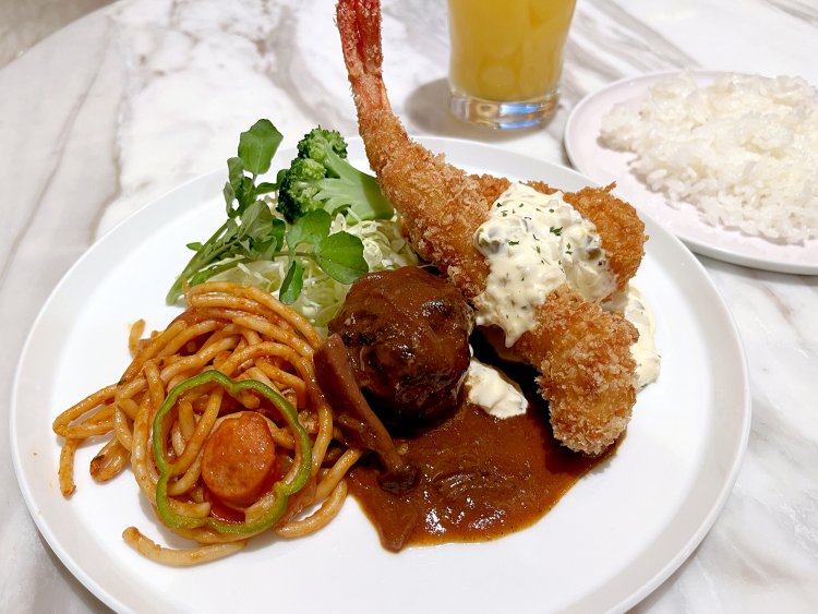 左からナポリタン、ハンバーグ、エビフライ、カニクリームコロッケ。