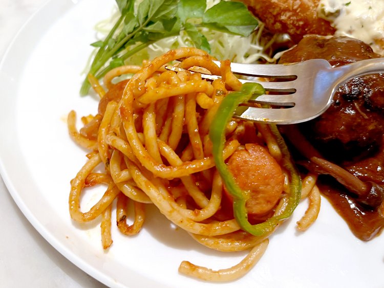 濃厚なトマトソースのナポリタン。全体的にリッチな味わいだ。大人はもちろん、子供にだって人気のメニューだ。