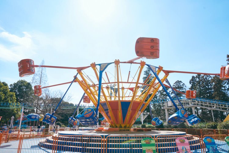 垂直以上に上がる高さに、「ひえ～っ!!」。 ただ回るだけじゃないスーパースイングは大人も絶叫！300円。