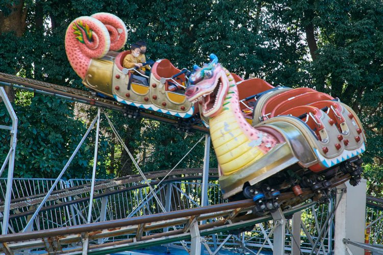 唯一のコースター、ドラゴンコースター。短いが3周回る。300円。