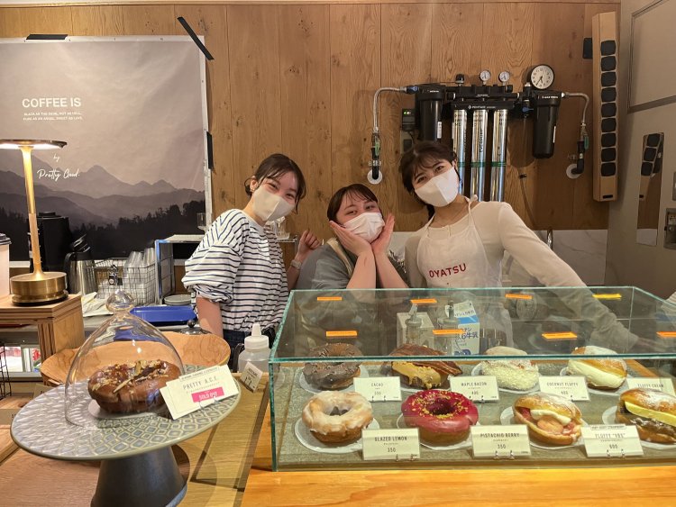 サービス精神満点の店員さんたちが接客してくれる。（撮影許可は取りました。）