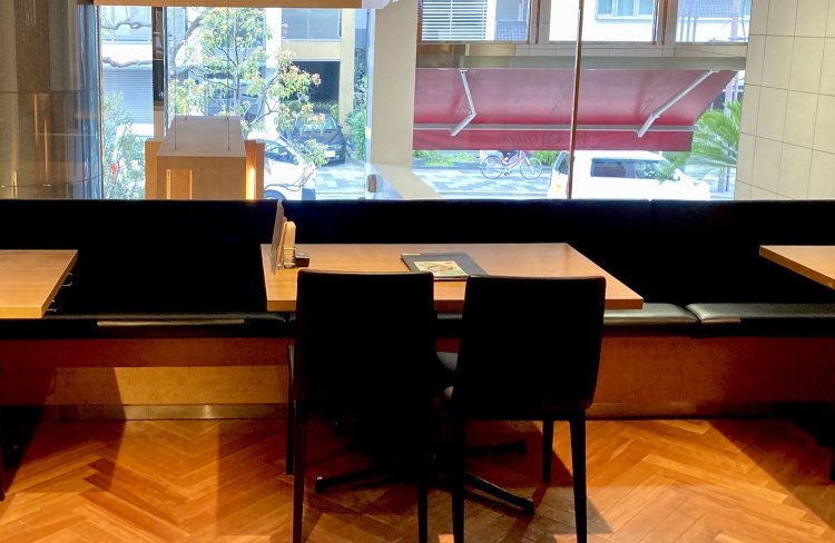 大きな窓があり、開放的な店内。