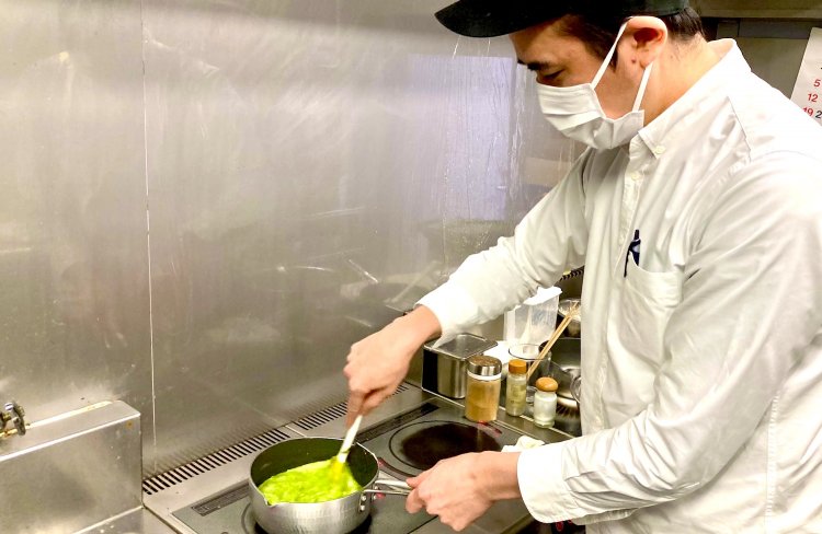 調理や店舗運営、メニュー開発や渉外など何でもこなす郷さん。