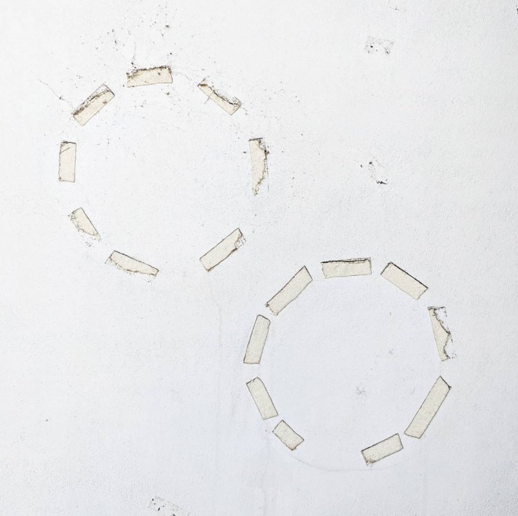 珍しい、丸形のポスター跡。