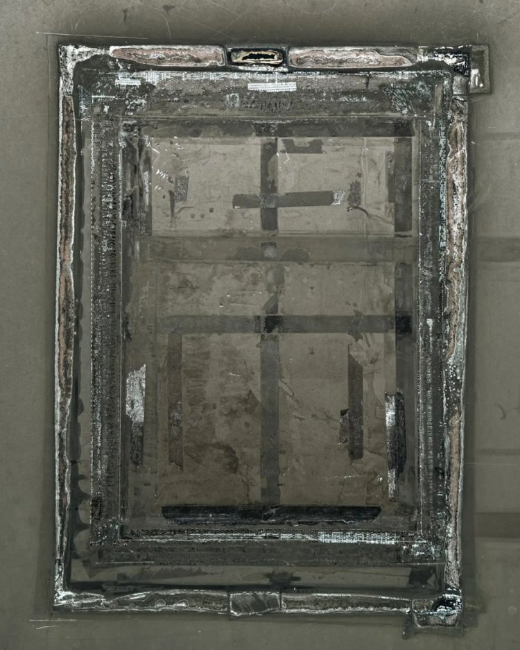 外枠からはみ出さないようポスターが貼られた形跡。