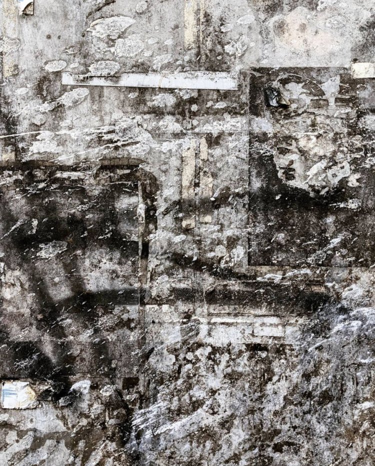 蓄積されたポスター跡と落書きが、ジャクソン・ポロックの作品を彷彿とさせる。