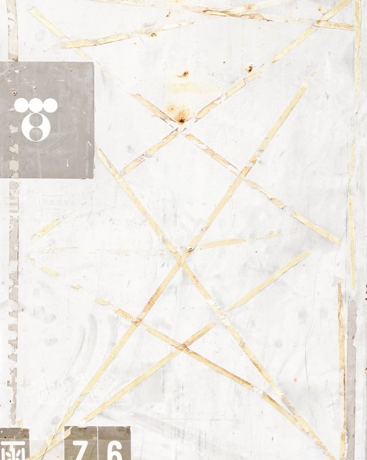 幾何学的なポスター跡。