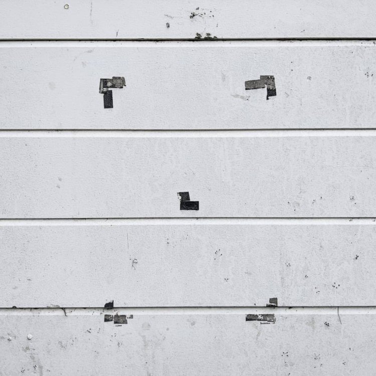 少量のテープをポイントで使用したポスター跡。よほど強力なテープ？