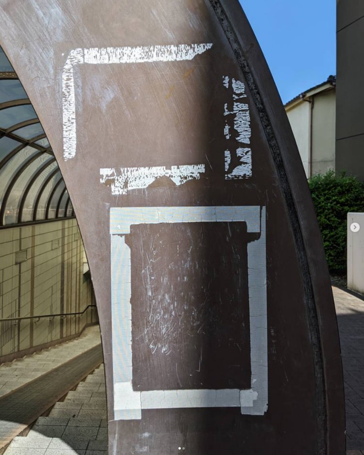 最初に目が留まったポスター跡。