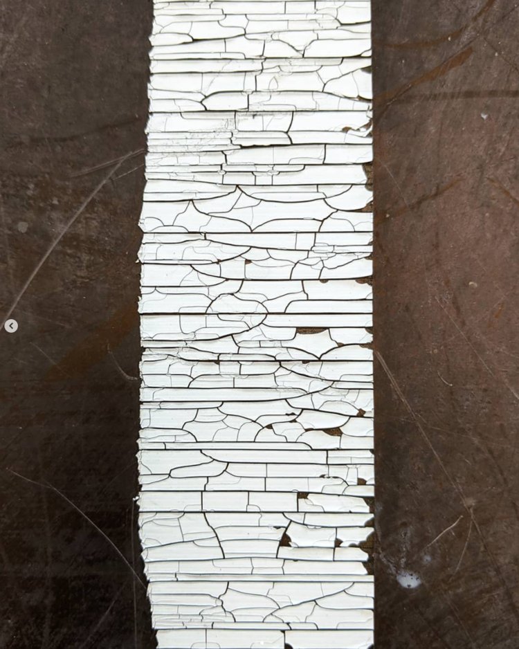 乾いたテープ跡のグラフィカルな模様。