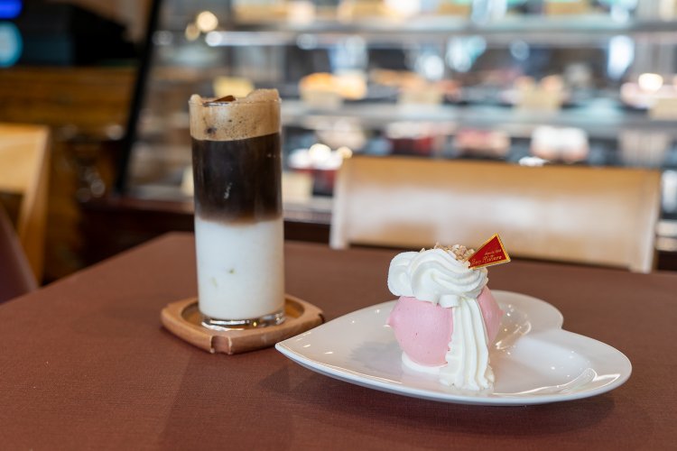 クリームの搾り方が気品に溢れるメレンゲ・フランボーズは550円。アイス・ラ・テは590円。