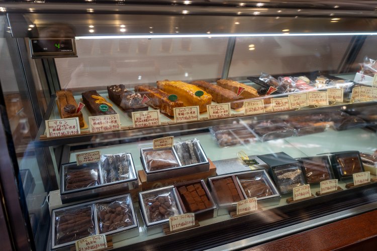 チョコレートもバターケーキ類もマカロンも！ はじからはじまで甘い物好きには魅力的なラインナップだ。